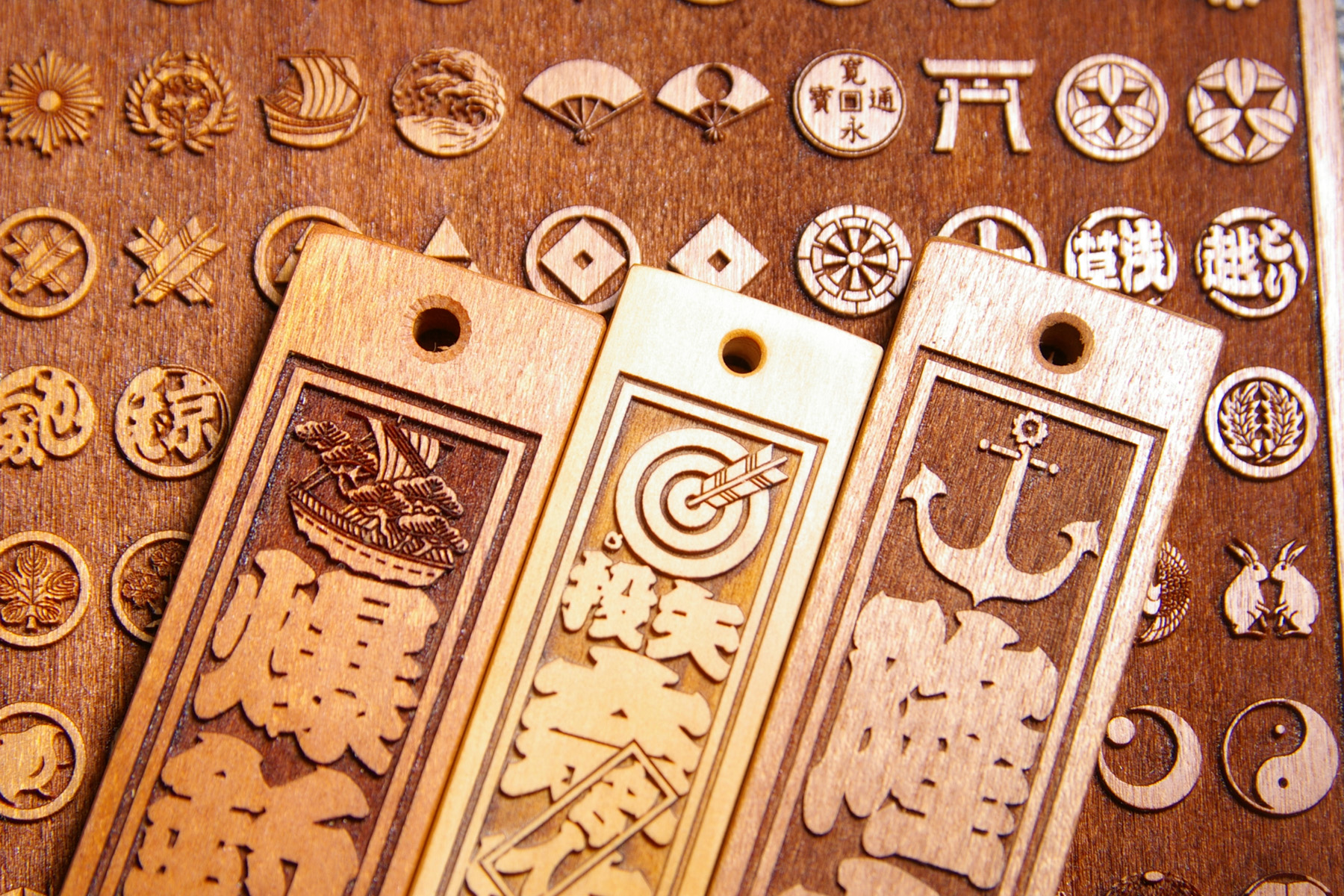 木札が表わす意味　デザイン的な家紋は、町人文化の発展による「粋」や「洒落」の象徴