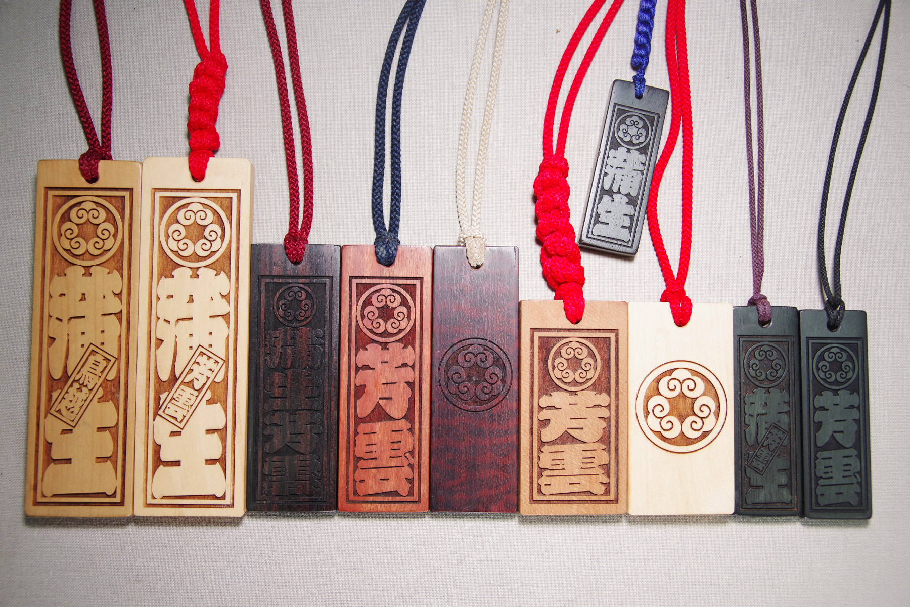 木札が表わす意味　代々受け継ぐ家紋は、ご先祖様への敬意を表わす