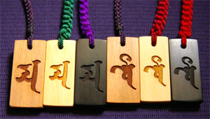梵字札ストラップ(左からさくら材、本黄楊、青黒檀大トロ＆アゲイン)