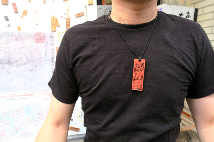 喧嘩札 ピンクアイボリー 黒Tシャツ